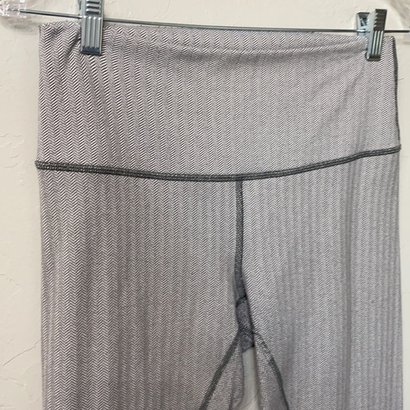 Lululemon grey pattern crop pants size 8 - Picture 2 of 12